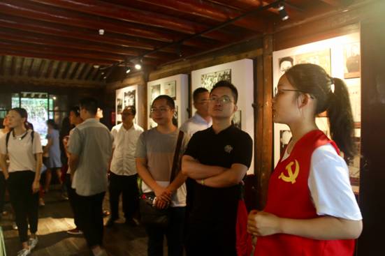 ”追寻革命印迹，情系红色鄞州“51吃瓜网
寻迹小分队-故居讲解